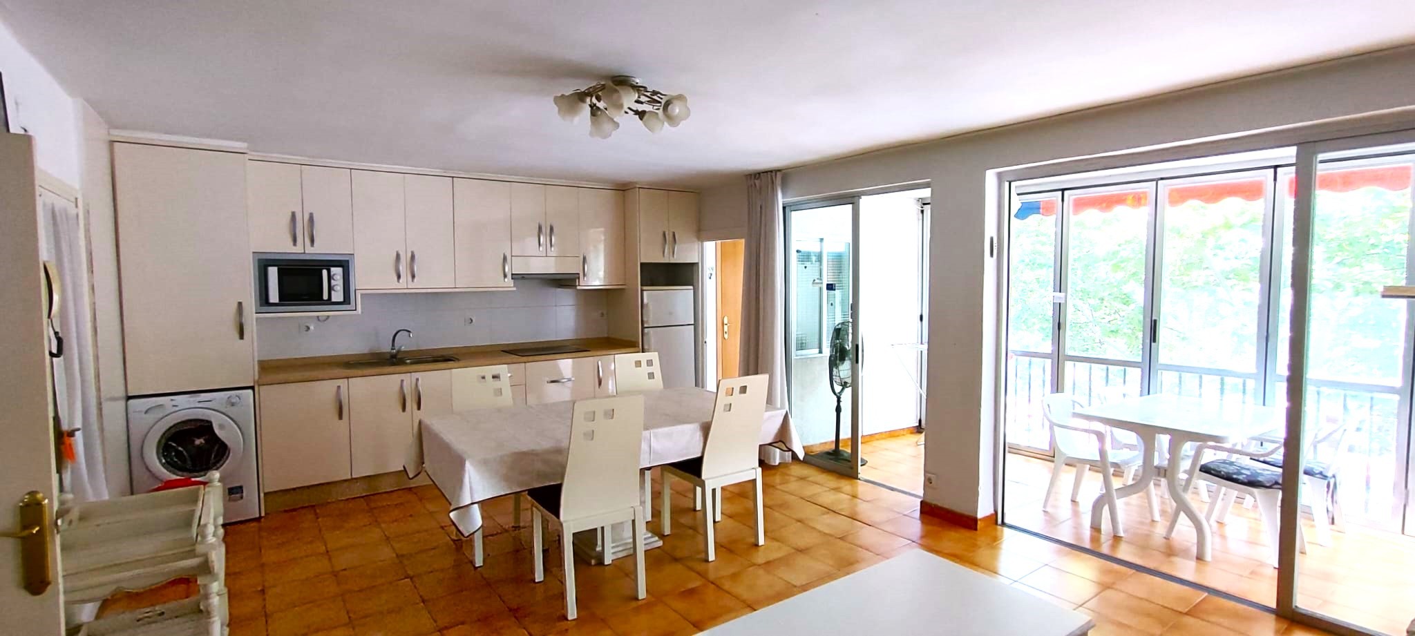 Spacious flat on the second line of Levante beach