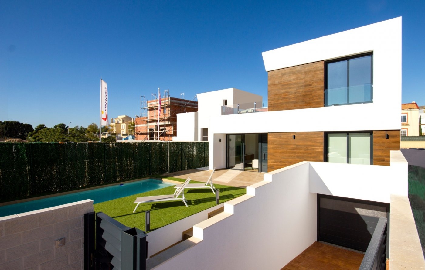 Nieuwe villa 4 gevels. 3 slaapkamers privé zwembad El Campello ALICANTE